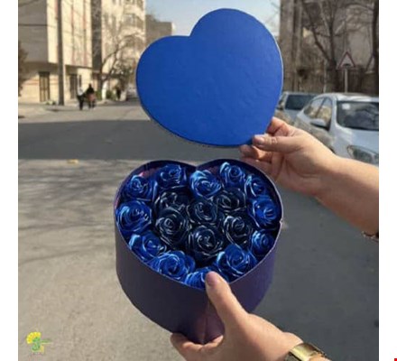 باکس گل رز روبانی آبی