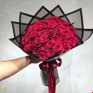 دسته گل رز قرمز