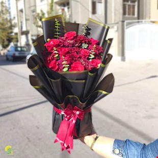 دسته گل رز قرمز ولنتاین